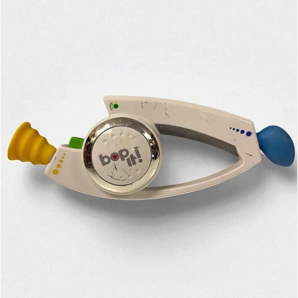 BOP IT! Talking Handheld Electronic Reflex Game White‎ 2008 Hasbro *read